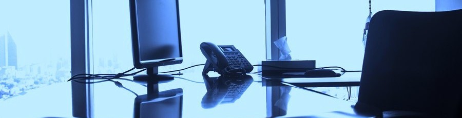 不動産・許認可関連のサービスをイメージするオフィスデスク