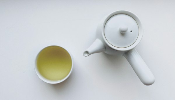 急須と湯のみに入ったお茶